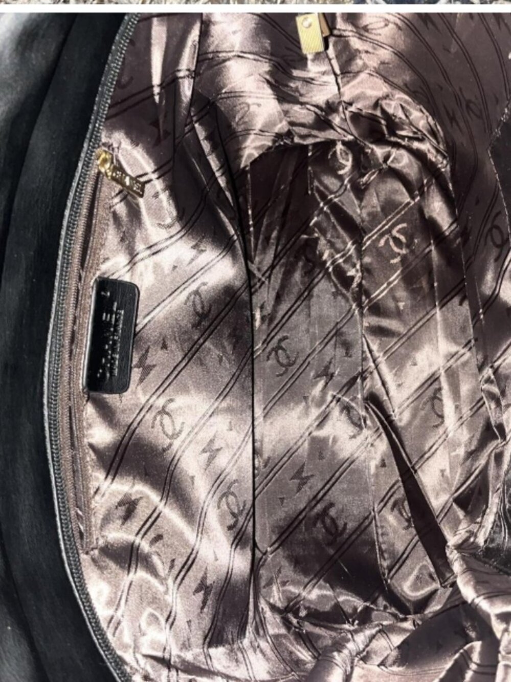Black Quilted Designer Inspired bag with gold-tone hardware - Picture 2 of 4